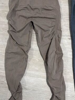 Alphalete Taupe High-Waist Scrunch Leggings - Large
